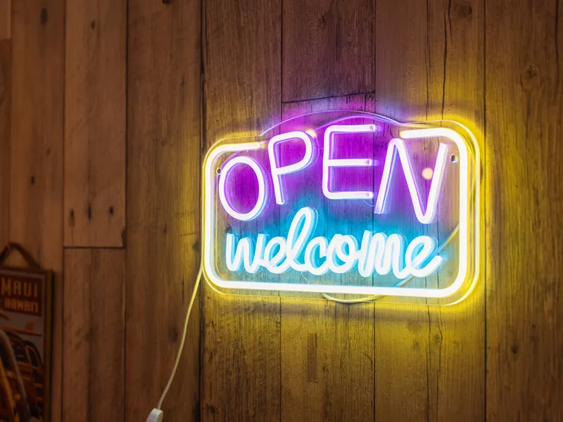 「OPEN welcome」のネオン