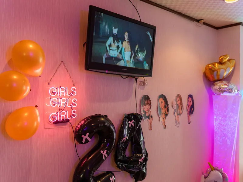 「GIRLS」のネオン