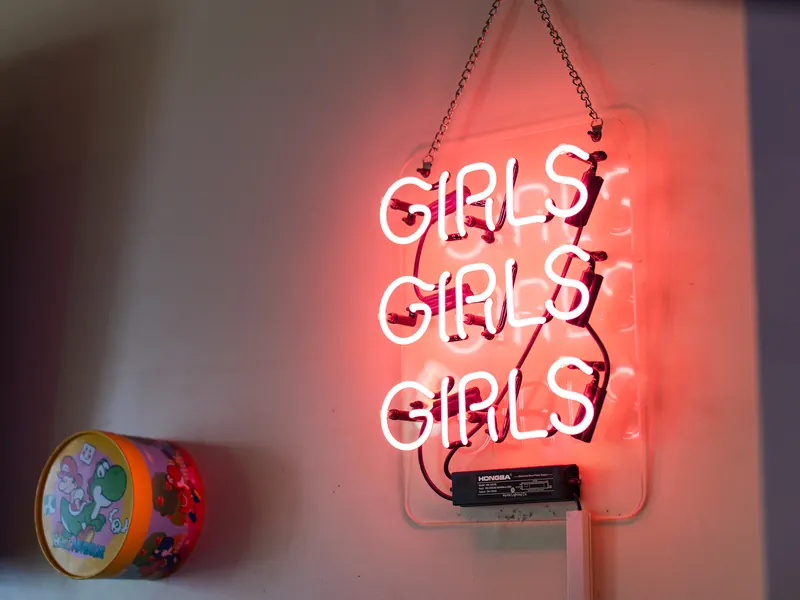 「GIRLS」のネオン