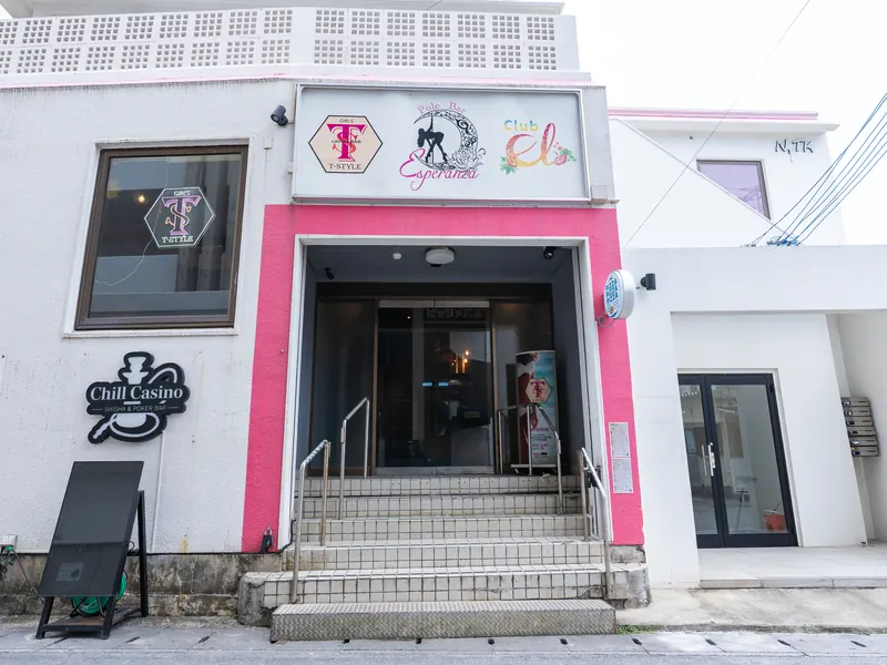 店舗が入るビルの外観