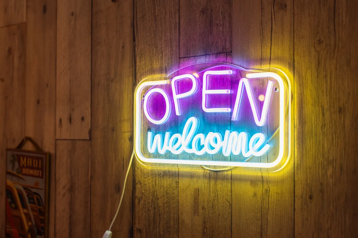 店内に灯る「OPEN welcome」のネオンサイン